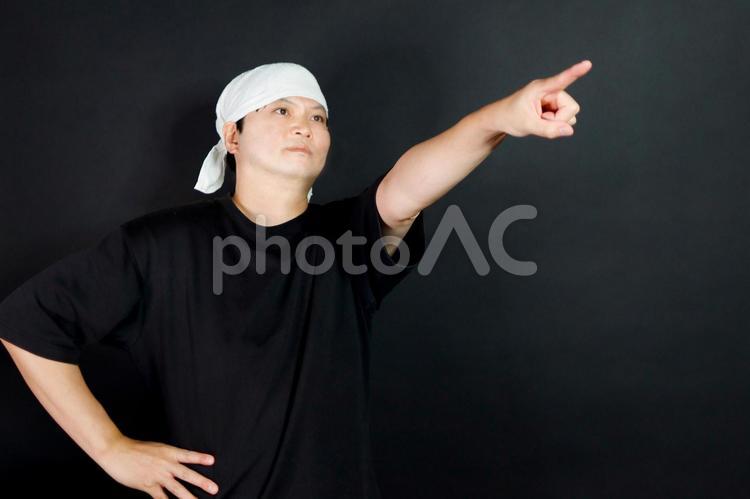 指を差す男性 男性,指差し,黒い背景の写真素材