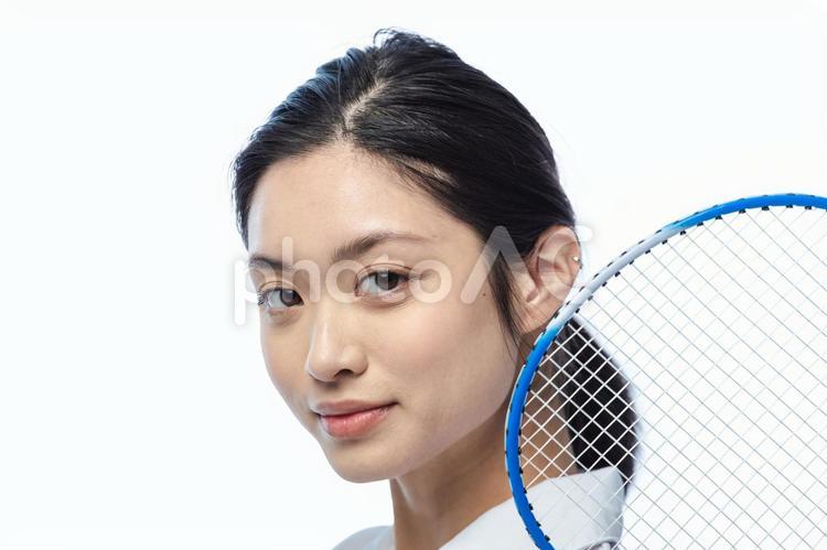 ラケットとカメラ目線の女性 女性,バドミントン,ラケットの写真素材