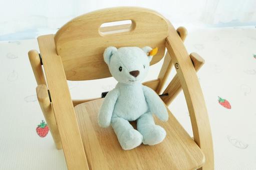 赤ちゃん用の椅子とテディベア(青) 赤ちゃん用の椅子とテディベア(青) テディベア,ベア,人形の写真素材