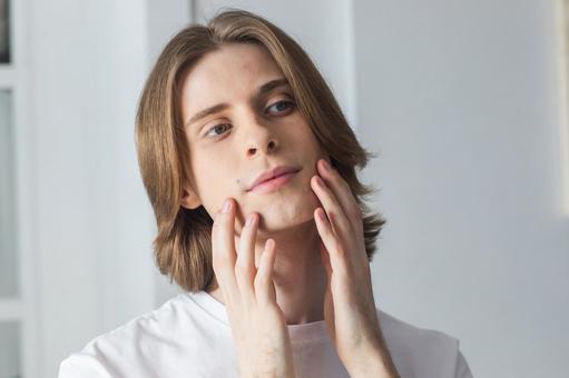 両手で頬を触っている男性 男性,外国人,欧米人の写真素材