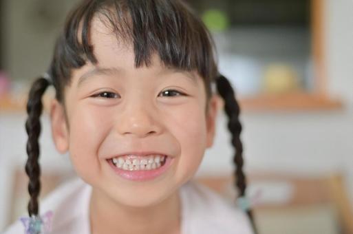 A smiling girl who looks very happy 1, a smile, children, happiness, JPG