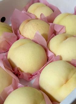 夏の果物と言えば甘い水蜜桃♪桃・白桃（縦 桃,白桃,甘いの写真素材