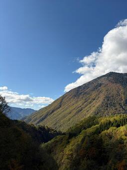 秋の山と澄んだ青空が広がる自然豊かな風景 秋,山,青空の写真素材