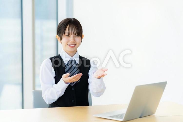受付の若いビジネスウーマン 受付,女性,笑顔の写真素材