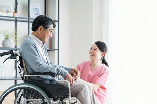車椅子のシニアの男性と介護福祉士 車椅子のシニアの男性と介護福祉士 介護,シニア,男性の写真素材