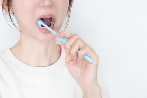 歯磨きをする女性　デンタルケア 歯磨き,女性,デンタルケアの写真素材