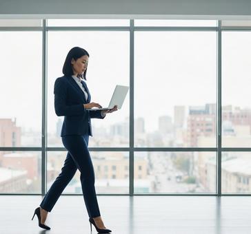 颯爽と歩くキャリアウーマン 颯爽と歩くキャリアウーマンの写真