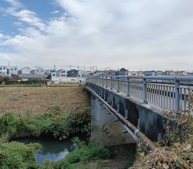 橋と川と土手。そして空 橋と川と土手。そして空 橋,空,土手の写真素材
