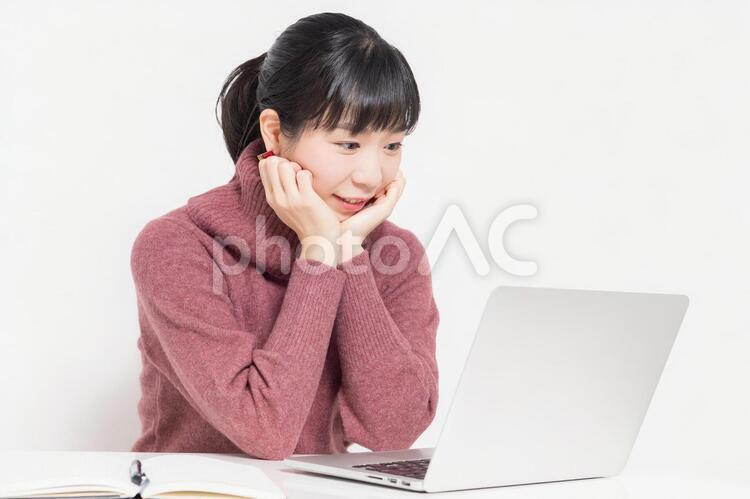 ノートパソコンを使う女性 女性,パソコン,ノートパソコンの写真素材