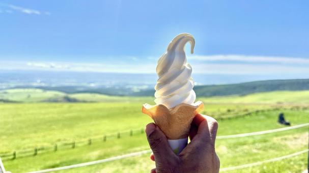 ナイタイ高原牧場のソフトクリーム ナイタイ高原牧場のソフトクリーム ナイタイ高原牧場,ナイタイ牧場,北海道旅行の写真素材
