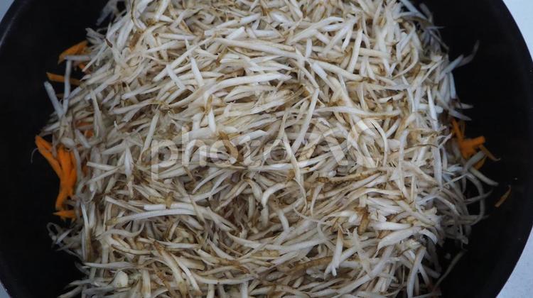 きんぴらごぼう・家庭料理（食材を準備） きんぴらごぼう,ごぼう,人参の写真素材