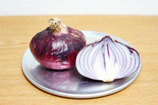 紫玉葱(皮あり) 紫玉葱(皮あり)の写真