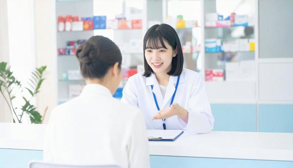 笑顔で働く薬剤師 笑顔で働く薬剤師の写真