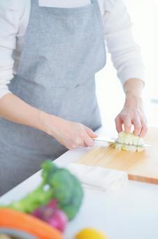 玉ネギのみじん切りをしている人の写真