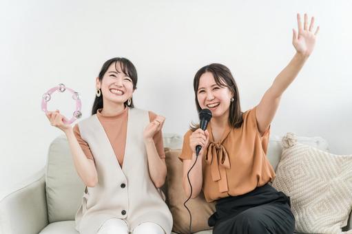 家でカラオケ・歌う若いアジア人女性 家でカラオケ・歌う若いアジア人女性 カラオケ,盛り上がる,女子会の写真素材