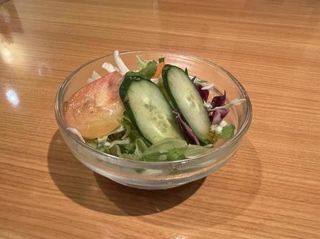 美味しそうなドレッシングの野菜サラダ 美味しそうなドレッシングの野菜サラダ 野菜サラダ,きゅうり,トマトの写真素材