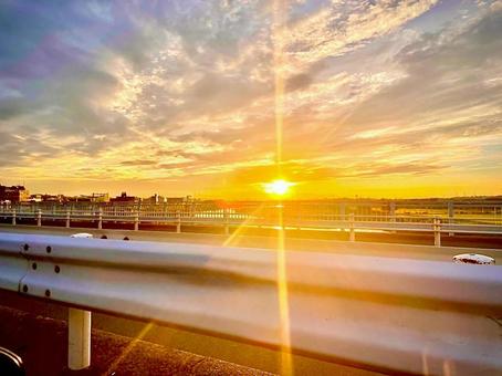 夕焼け 夕焼け,夕暮れ,ガードレールの写真素材