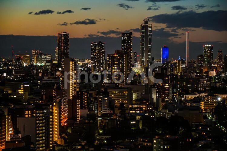文京シビックセンターからの夕景（池袋方面）１３ オフィスビル,オフィス街,オレンジ色の写真素材