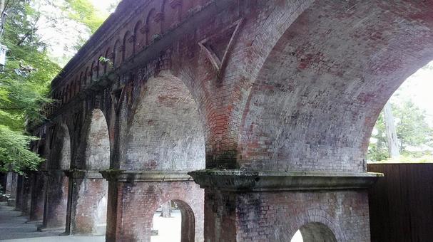 南禅寺・水路閣の煉瓦アーチ 南禅寺・水路閣の煉瓦アーチ 琵琶湖疎水,煉瓦,アーチの写真素材