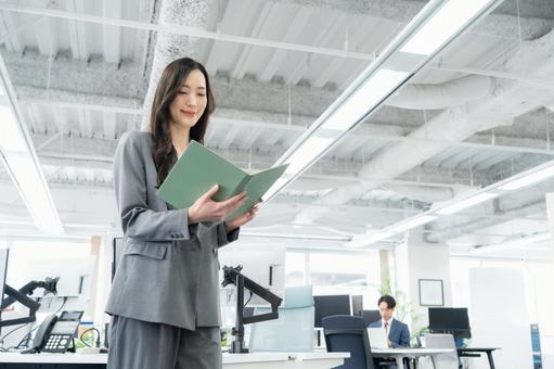 オフィスで仕事をする若いビジネスウーマン ビジネス,女性,オフィスの写真素材