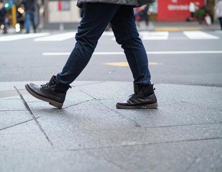 街を歩く女性の足元 街を歩く女性の足元の写真