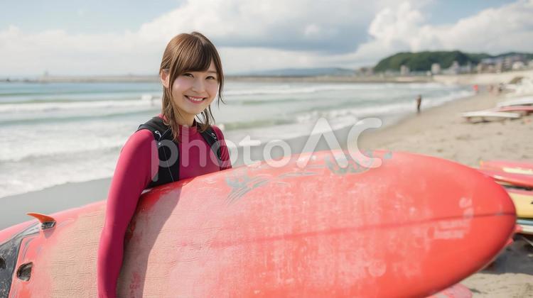 サーフボードを持つ笑顔の女性 女性,海,ビーチの写真素材
