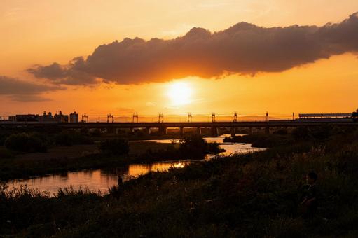 河川敷から見る夕日 夕焼け,夕日,夕暮れの写真素材