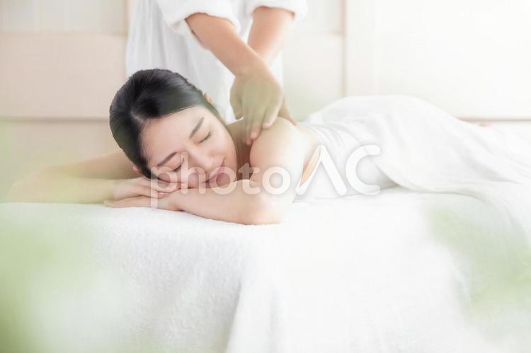エステをする女性とエステティシャン（肩） エステ,エステティシャン,エステサロンの写真素材