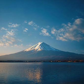 雪化粧の富士と湖 雪化粧の富士と湖の写真