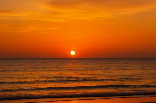 夕焼けの海と沈む太陽の幻想的風景・水平線 夕焼けの海と沈む太陽の幻想的風景・水平線の写真