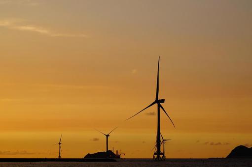 洋上風力発電機の並ぶ風景 洋上風力発電機の並ぶ風景の写真