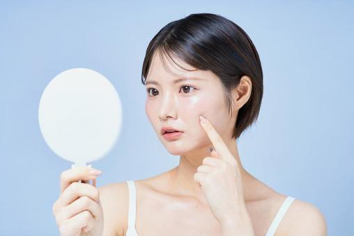 肌の様子を確かめる若い女性 肌の様子を確かめる若い女性 女性,若い,20代の写真素材
