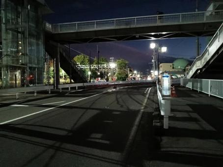 南松本駅側から見る仮設道路 夜,道路,夜の踏切の写真素材