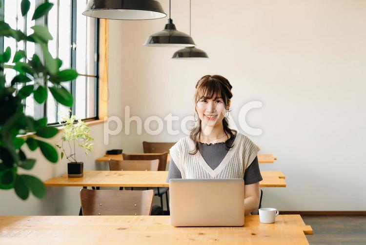 カフェでパソコンを使う女性（コーヒー） パソコン,女性,カフェの写真素材