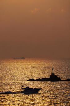 海面をなぞる夕暮れ 夏,海,船の写真素材