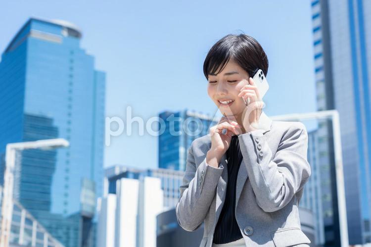 オフィス街で働く若いビジネスウーマン ビジネス,女性,ビジネスウーマンの写真素材