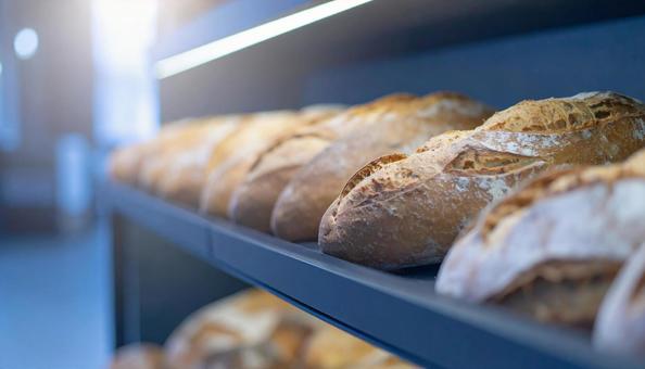 店頭で売られているフランスパンの写真