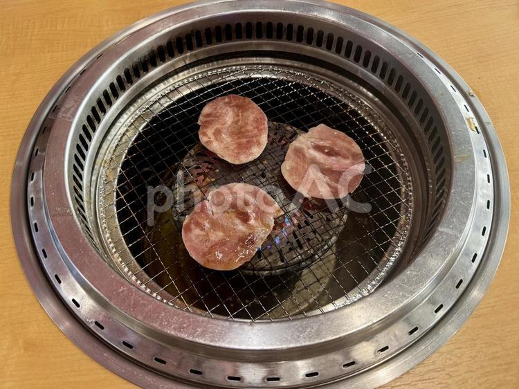 焼き網の上で焼いている塩タンの肉 網,タン,肉の写真素材