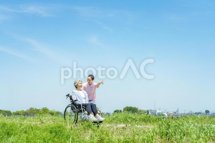 車椅子のシニアと介護士 介護士,シニア,笑顔の写真素材