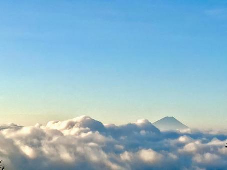 幻想的な雲の海と富士山 幻想的な雲の海と富士山の写真