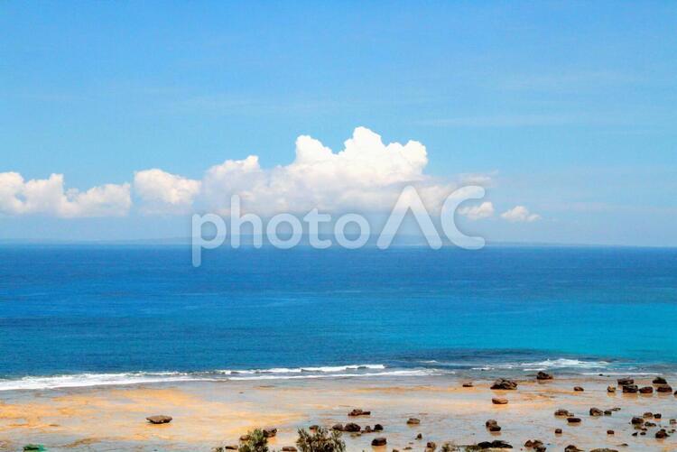 はるか遠くにかすむ小島とそこに浮かぶ雲をコバルトブルーの海を挟んでの眺望 風景,浜辺,夏の写真素材
