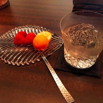 ウイスキートフルーツ ウイスキー,ロック,バカラの写真素材