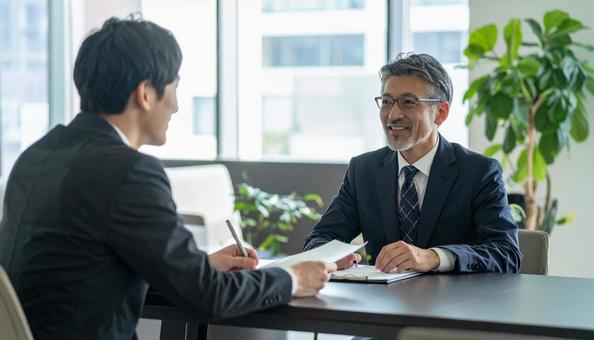 相談に乗る先輩社員 相談に乗る先輩社員の写真