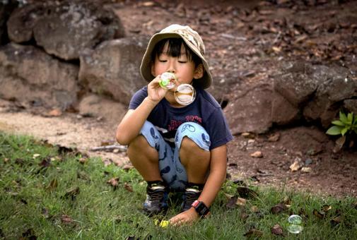 ＜素材＞公園でシャボン玉を飛ばす男の子 子供,シャボン玉,シャボン玉飛ばしの写真素材