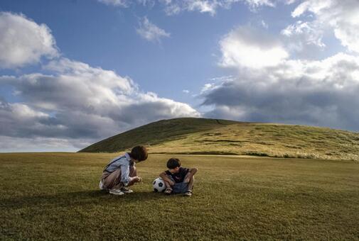 ＜素材＞山登りにきて楽しく遊ぶ親子 家族,親子,空の写真素材