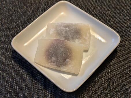 白磁の角皿に載った二つの餅菓子 羽二重餅,餅菓子,和菓子の写真素材