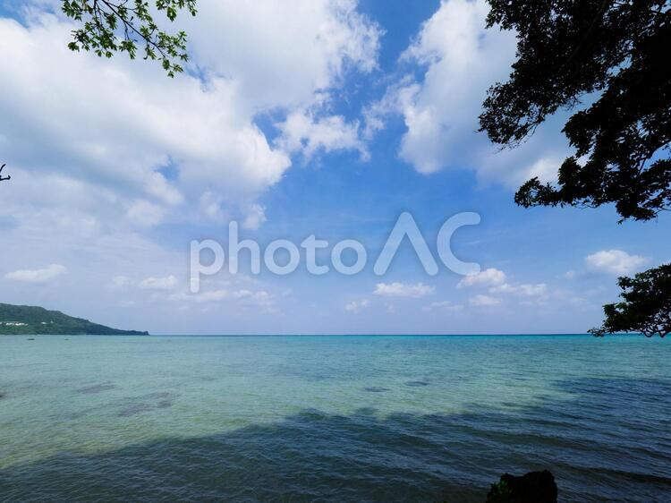 伊原間サビチ洞の風景 海,光,鍾乳洞の写真素材