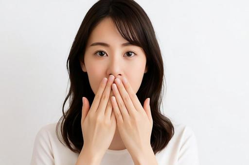 口元を手で覆う女性・驚き・ショック・表情 口元を手で覆う女性・驚き・ショック・表情の写真