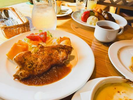 ポークステーキとランチセット ポークステーキとランチセット ステーキ,ポークソテー,豚肉の写真素材