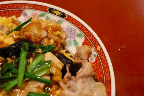 中華料理店の豚肉とキクラゲと玉子の炒め 中華料理店の豚肉とキクラゲと玉子の炒めの写真